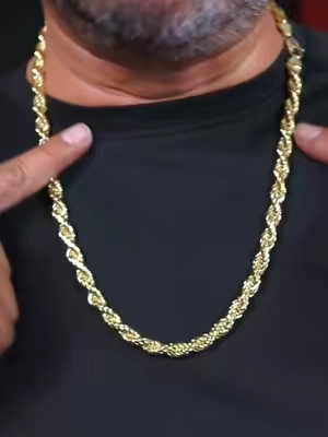 Cadena estilo rope chain chapada en oro 14K, corte tipo diamante, varias medidas y grosores, perfecta para mejorar tu estilo sin gastar de más. #mensjewelry #ropenecklace #accesorioshombre #goldplated #styleformen