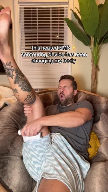 I used a massagegun for years… trust me.. if ur body cannot keep up this ems device has helped me so much in the past two months. And the fact it’s heated and toning every part ??? Cannot recommend this enough. Use a conductive serum you will be like 😳 #rikilovesriki #bodycontouring #musclerecovery 