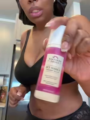 Another little trick I use for bloating & waist training 👀✨ If you don’t believe me, go read up on the benefits of castor oil. The girls who know… KNOW 😮‍💨💛 #castoroilbenefit #bloating #castoroil #girltips #tiktokshopblackfriday 