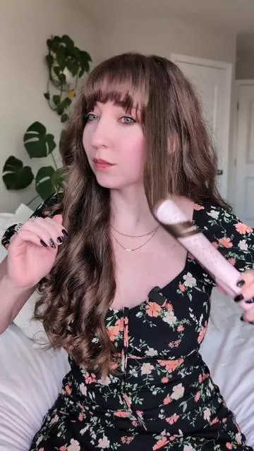 curling iron or straightener curls? my go to fav straightener gives the perfect curls every time and sets them immediately 💕 @wavytalkofficial  #wavytalk #straightener #curls #hairtutorial #hair 