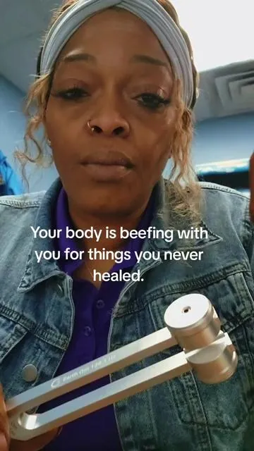 Most people have no idea their fascia is holding onto old stress, old emotions, and stuff they never talked about. That’s why you stay tight no matter how much you stretch. The tuning forks help the body release what the mind keeps replaying. If you’ve been feeling stuck in your shoulders, chest, back, or hips… try this. Your body will tell you everything. #tiktokshopblackfriday  #healthandwellness  #frequencyhealing  #healthandwellnessdeals  #tuningforks 