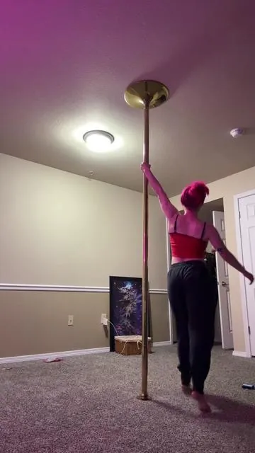 🍄🍄🍄#fyp #dancer #poletricks #poledance #poledancer #poletok #pinkhair #spinning 