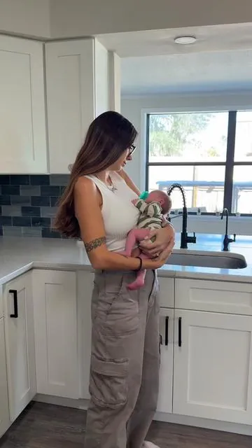 Haciendo el #postpartum más fácil con @Momcozy Official 🙌🏽🤍 con mi código DONKA10US tienen descuento en Amazon y en su website oficial. #momcozy#momcozybotterwasher#momcozyblackfriday #newbornbaby 