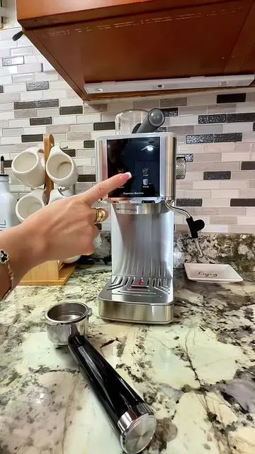 Cafetera de espresso . #cafetera #coffeemaker #coffee #espresso #espressomachine 