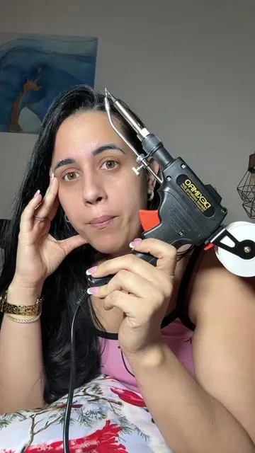 Si eres de los que ama arreglar, reparar o crear, mira esto porque te va a encantar. 🔥 Este soldador tipo pistola es rapidísimo: calienta en segundos, trae el alimentador de estaño integrado y te deja trabajar con una mano sin estar batallando. Ideal para cables, placas, electrónica y cualquier reparación casera. Es cómodo, preciso y perfecto tanto para principiantes como para los que ya saben. Y con esta oferta… ¡se va volando! 🔧 #soldar #estaño #trabajo #hogar #comoda 