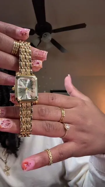 the gold looks so realllll 😍😩! #affordablegoldjewelry #goldwatch #jewelry 