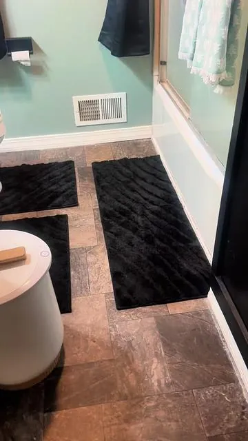 loveeeee how soft these are! 🖤🤌🏼 #bathroommat #bathroomrugs #rugset #highqualityrugs #softbathmats 