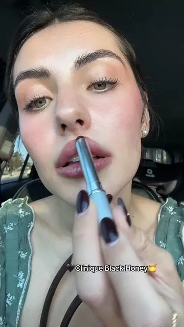 Timeless beauty ascends all trends😌 Forever channeling my inner Liv Tyler with this lip look🧝🏻‍♀️ #clinique #blackhoney #tiktokshopcreatorpicks #tiktokshopblackfriday #tiktokshopcybermonday 