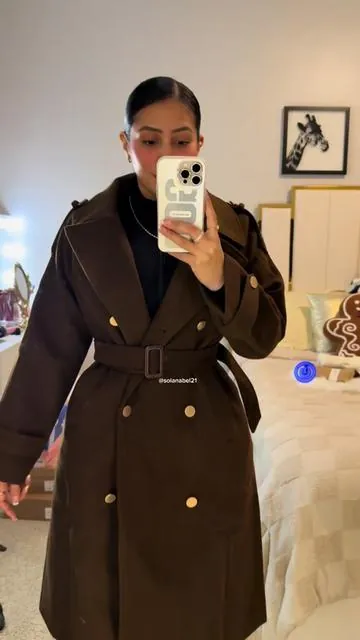 Bebé… este abrigo es la definición de verse cara, fina y poderosa 😍🖤✨. Tiene ese corte largo tipo trench que estiliza la figura, botones dobles que le dan un toque clásico y elegante, y una tela gruesita con forro térmico que sí abriga de verdad — ideal para invierno, fotos chic y outfits elevados 🔥❄️. Cae precioso, no hace bulto, y combina con todo: jeans, vestidos, botas… todo se ve más sofisticado con este coat, literal ✨. Si quieres un look minimalista, elegante y con vibra de “CEO en la calle”, este es EL abrigo 🤌🖤. ✨ Corte midi largo estilo trench ✨ Tela tipo lana con forro térmico ✨ Botones dorados que se ven costositos ✨ Slim fit elegante y favorecedor ✨ Perfecto para invierno y looks classy Flechita si te encantó ⬆️🖤 Bombita si ya lo quieres en tu carrito 💥🧥 @Ebossy #women #jackets #tiktokshopblackfriday #thermal #outerwear 