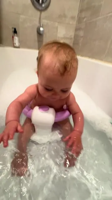 Our favorite time of the day, mama is soaked by the end of bath time 🤣😩 #bathseat #bathtimefun #bathtime #tiktokshopblackfriday #tiktokshopcybermonday 