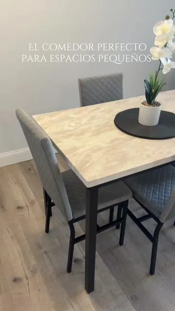 Si tienes un espacio pequeño pero quieres que tu casa se vea moderna y elegante, este comedor de 4 sillas en gris te va a encantar. La mesa tipo mármol le da un look caro sin gastar de más, y es perfecto para apartamentos o comedores reducidos. Súper práctico, fácil de limpiar y ahora está en promoción. 🫶✨ ➡️ Te dejo el link aquí arriba.” #apartamentopequeño #mueblesmodernos #tiktokshopblackfriday #decoraciondelhogar #fyp 