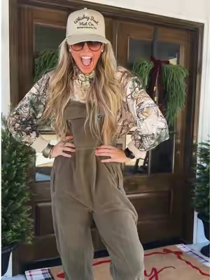 My favorite tiktok shop find ever🤎 Give me every color in these cutie fleece overalls! My favorite outfit of the day! #tiktokshopcreatorpicks #tiktokshopblackfriday #tiktokshopcybermonday #overalls #winterootd 