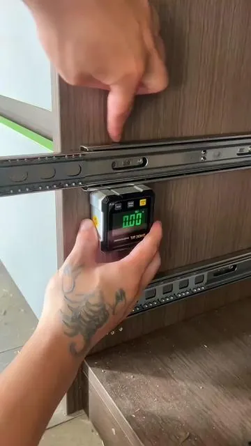 ¿Cansado de medir ángulos a ojo? ¡Este buscador digital con láser y base magnética es la solución! #PrecisiónTotal #HerramientasDIY #gadgetlife #garageessential #homeaccessories #wirelessmeatthermometer #gadgetlovers #usefulgadgets #3in1charger #4in1armrestcharger #lasermeasure #magneticswitchkeyboard