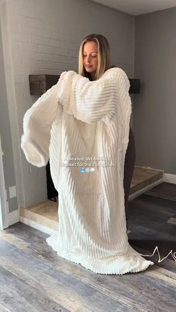 My life saver during the cold months 🫶🏼❄️ #heatedblanket #heatedwearableblanket #coldseason #wintermusthaves #christmasgiftideas 