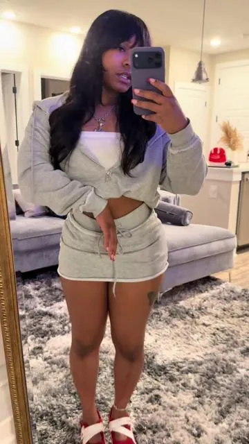 This was so cutee 😍😍 #fypage #fyp #newfinds #girladvice #tiktokshop #fypシ゚viral #tiktokmademebuyit #prettygirl #winterfashion #girlsgirl #viralvideo #viraltwopiece #viraltwopieceset #twopieceset #skirtset 