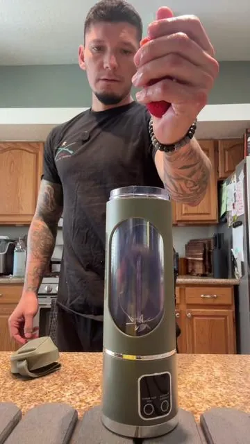 This is perfect for morning smoothies, post workout shakes or night time treats #blender #blendercup #portableblenderbottle #blackfriday #tiktokshopcreatorpicks 