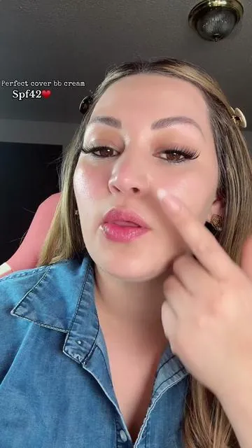 Ahorita está en 2x1 y con envío gratis. Ya trae SPF 42, se siente ligera y deja la piel súper bonita y pareja.#bbcream #spf #makeuphacks #makeup #tiktokmademebuyit 