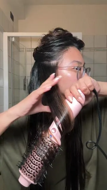 wet-to-dry hair tool perfect for travel 🌟 dual voltage and compact size to bring in your carry on or personal bag @wavytalkofficial Jet Brush #hairtools #travelhacks #europeanstyle #beautytravel #creatorsearchinsights 