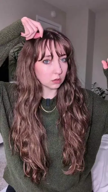 do you use dry shampoo? my FAV is actually a paste and is the only way I survive having bangs 🫠  #dryshampoo #hair #hairtutorial #bangs #oilyhair 