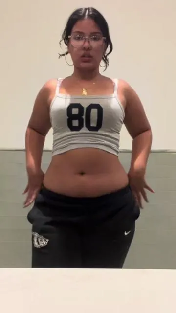 WARM UP:  🌸10 CALF RAISES 🌸SIDE LUNGES 5x each side 🌸WALKING QUAD STRETCH 🌸KNEELING QUAD STRETCH   🌸LEG SWING 10x each leg TREADMILL:  🌸2.5/3.0 SPEED 10 INCLINE  🌸45 MINS  #fyp #fitness #weightloss #gym 