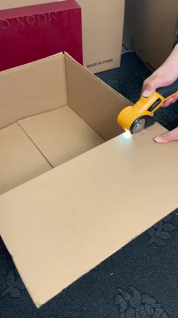Seriously?! You’re still using this old harmful tool? Get yourself a better “weapon ”, now!#zeleki #electricscissors #trashday #blackfriday #cleancut 