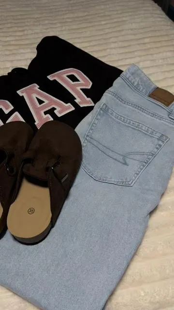 Out of the day 🐻🤎 #ootd #ootdinspo #clogshoes #falloutfits #tiktokshopblackfriday 