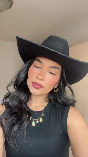 I’m kiddingggg it’s just a sound 🤭  Alsooo I’m aware she’s dirty I’ll be getting it cleaned this weekend  #fyp #western #creatorsearchinsights #cowgirl #foryoupagе 