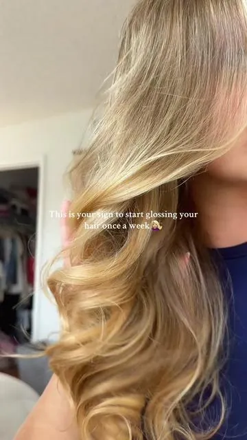 Okay glossing should have been part of my routine a LONG time ago 😍 @IGK Hair #igkhair #hairgloss #creatorsearchinsights #tiktokshopblackfriday #hairroutine 