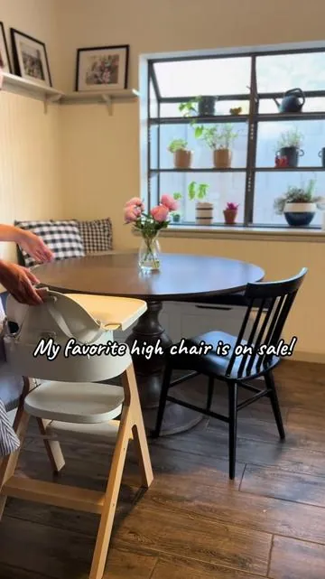 This one is my favorite high chair and I have reviewed over 10 of them. It’s easy to clean, comfortable for baby, easy to use and looks so nice in your home!  I have full reviews on my 👩🏻‍💻 Use code EMSTROLLER to get a free feeding set with purchase. *add both to cart! @Mockingbird - Baby Gear #hughchair #blackfriday #newmom 