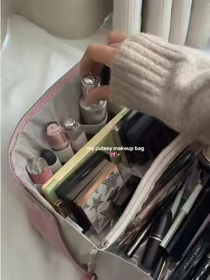 this makeup bag is so spacious and functional!!! #makeupbag #makeup #makeuporganization #beauty #travelessentials 