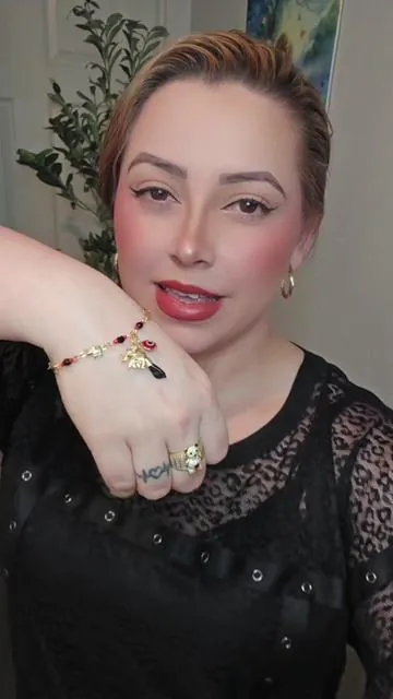 ✨ Eleva tu estilo con este hermoso brazalete con elefante y ojo protector, inspirado en símbolos tradicionales de protección y buena energía 🐘🧿 ✨ Diseño bohemio, delicado y elegante ✨ Baño tipo oro 14K ✨ Ajustable y cómodo ✨ Ideal para uso diario o regalar Un accesorio que no solo embellece, también transmite significado y estilo. ¡Combina con todo y luce espectacular! 💛 Compra ahora antes de que se agote 🔥 #BlackFriday #EvilEyeBracelet #JewelryTrendy #AccesoriosConEstilo #tiktokshopfinds 