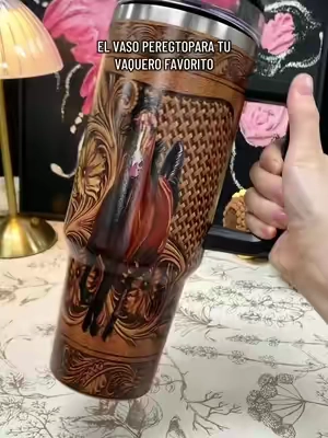 40oz Tumbler, 1pc Gift, Stainl Aislado: Mantiene las bebidas calientes o frías durante periodos prolongados Capacidad generosa: Capacidad para 40oz, apto para diversas bebidas y hidratación sobre la marcha Material duradero: Fabricado en acero inoxidable para un uso duradero Opción de regalo glamorosa: Tema de Caballos: Diseño de caballo impactante que atrae a amantes de los caballos y amazonas#vasospersonalizados #vaqueros #gifts #regaloscreativos #caballos 