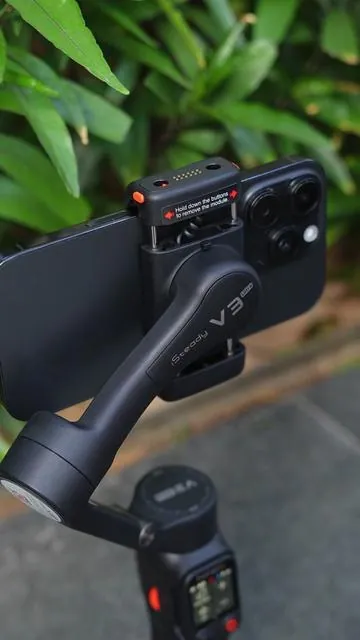 So smart gimbal that you can’t miss in 2025! 🤩👆🏻 #isteadyV3Ultra #fyp #FilmmakingTools #phonegimbal #TikTokShopBlackFriday #solofilming #giftidea #stablizer #CreatorGear #TikTokShopCyberMonday #aitracking #gimbal #Tech