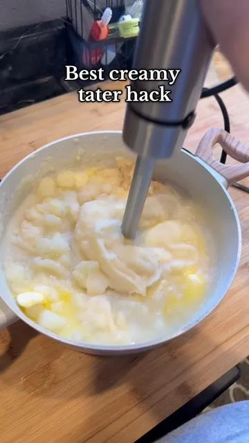I didn’t expect this to be that good but omg… this is a legit kitchen hack. It blends, chops, froths, whips — all in one tool — and I swear it makes cooking way easier. If you love little shortcuts in the kitchen, this one’s actually worth it.   #immersionblender #kitchenhacks #cookinghacks #tiktokshopcreatorpicks #kitchengadgets 