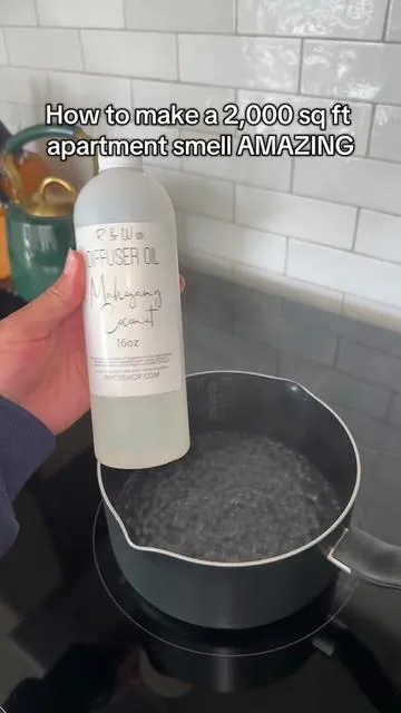 This diffuser oil cut right through all of the fried chicken smell from Thanksgiving cooking today 👏🏽 . . . #randwco #diffuseroil #homefragrance #cleantok #homehacks 
