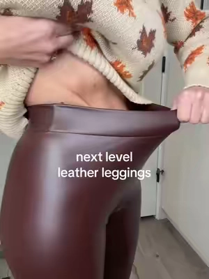 next level fake leather pants that not only stretch around your curves, but actually has a very thin warm lining to keep you toasty… I wore these all day and they were the most comfortable pair of pants ever —- i’m so happy I got a Tupac. I am in love with the colors and will put these to good use  #leatherpants #leatherleggings #leathertights #fleecelinedtights #stretchypants 