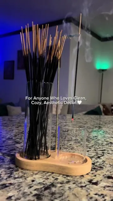 This incense holder is so aesthetic and it catches every bit of ash 🤍 No more mess, just clean cozy vibes all day. I linked this exact one below — it’s on sale too 🔥🕯️ #incenseholder #homefinds #aesthetichomedecor #cozyvibes #tiktokshopblackfriday 
