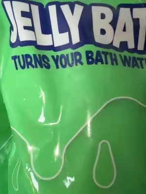 Non toxic, safe ingredient jelly bath bombs! Super fun for bath time! Price and shipping terms subject to change #bathbombs #stockingstuffer #kidsgiftideas #slime #bathbomb 