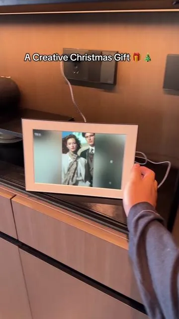 Christmas gift idea! So digital picture frame is the way to go!#photoalbum #digitalphotoframe #christmasgiftideas #tiktokshopblackfriday #tiktokshopcreatorpick #giftidea 