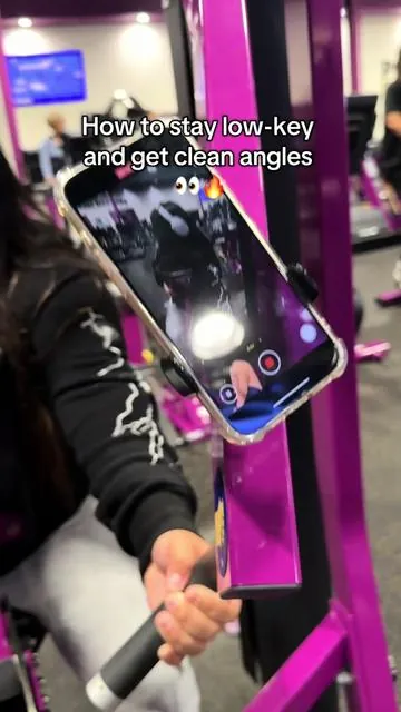 Definitely a must in your gym bag 🔥 #gym #magneticphoneholder #gymcontent #bfcm #tiktokshopblackfriday 