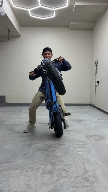 Talk about small and mighty this V100 @eskuteebike is insanely fast and quite the head turner! Subscribe to my YouTube Channel! Links 🔗 in Bio | Have any questions DM me! #Escute #EBike #v100 #EBikeLifestyle #Lifestyle 