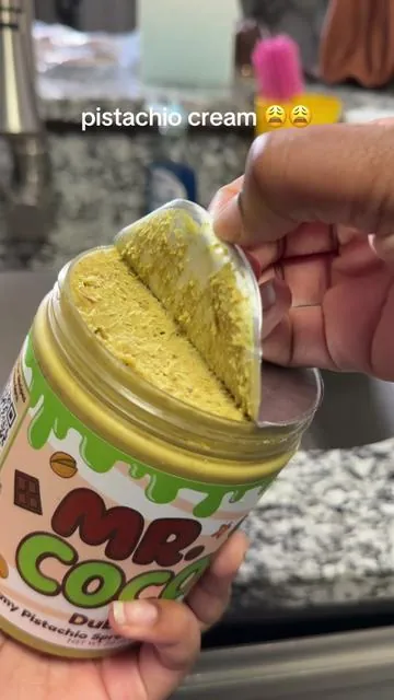 That pistachio filling 🥰GOOD dubai chocolate 🥰😩😩  #eatingshow #pistachiocream #foodtiktok #snackideas #snackbreak 