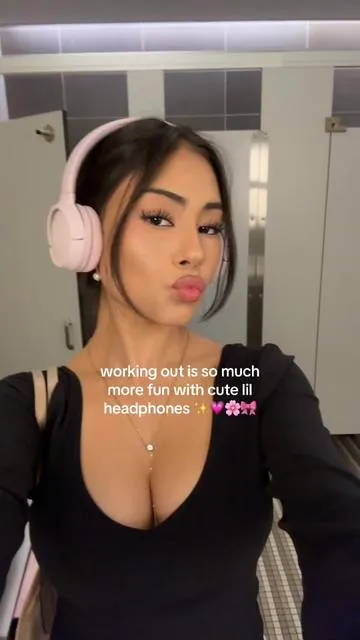 JBL is now on a crazy sale for the lowest price, don’t miss out!! 🫢🫢 #jblheadphones #pinkheadphones #gymheadphones 