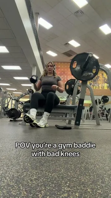 For my fellow gym baddies with a bad knee, you need this💁🏼‍♀️ @Gymreapers #gymtok #kneesleeves #kneesupport #weightlifting 
