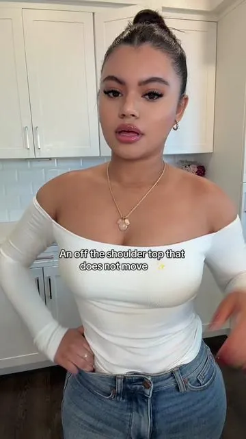 I love the material and it’s so comfy for an off the shoulder shirt✨ #halara #tiktokshopcreatorpicks #tiktokshopblackfriday #superbranddaybfcm #bodysuit 