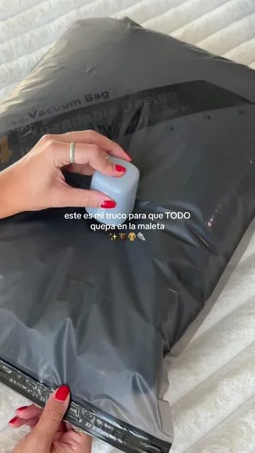 Compacto pero PODEROSO 🤩 ahora guardo todo al vacío con este mini vacuum y empacar ropa de invierno ya no es un dolor de cabeza 🧥❄️ *oferta limitada #vacuumsealer #vacuumbag #travelhacks 