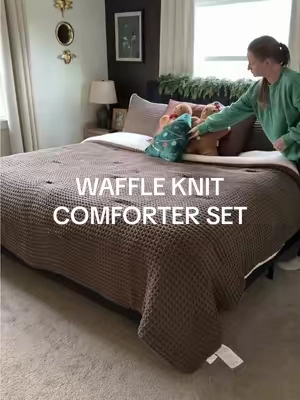 She is so dreamy 😴  #livnco #waffleknit #livncobedding #chenilleblanket #winterbedding 