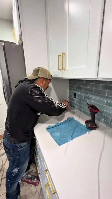 Isa estos destornilladores para hacer trabajos de electricidad #screwdriverkitwihtinsulation #destornilladoresprofecionales #electricidad #cibermondaytiktok #tiktokshop @Horusdy 