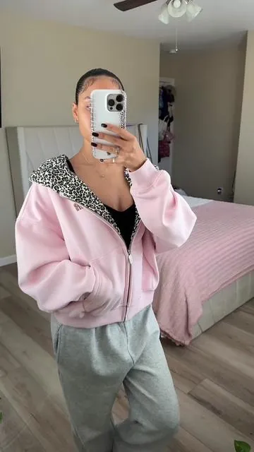 The cutest pink hoodie🩷🤏🏽🤏🏽 #leopardprint #hoodieszn #outfitinspo #tiktokshopcreatorpicks 