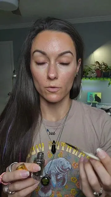 best lazy girl makeup hack 😍  I also promise it is not uncomfortable to apply hahaha it just looks like it is.  #kohl #eyeliner #makeup #funfacts #beautytok 